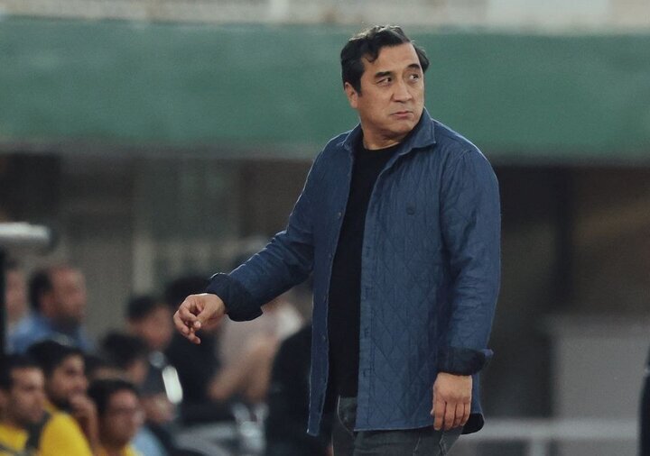 روزنامه همشهری: خداداد عزیزی همان حرف‌هایی را که کنار زمین حواله دیگران می‌کند روی آنتن برای خانواده‌ها زد