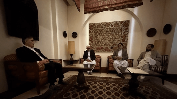 بانک مرکزی درباره عکس رئیس بانک مرکزی با صرافان هرات: نمایندگان صرافان هرات درخواست دیدار با فرزین را دادند تا مشکلات آنها در ایران حل شود