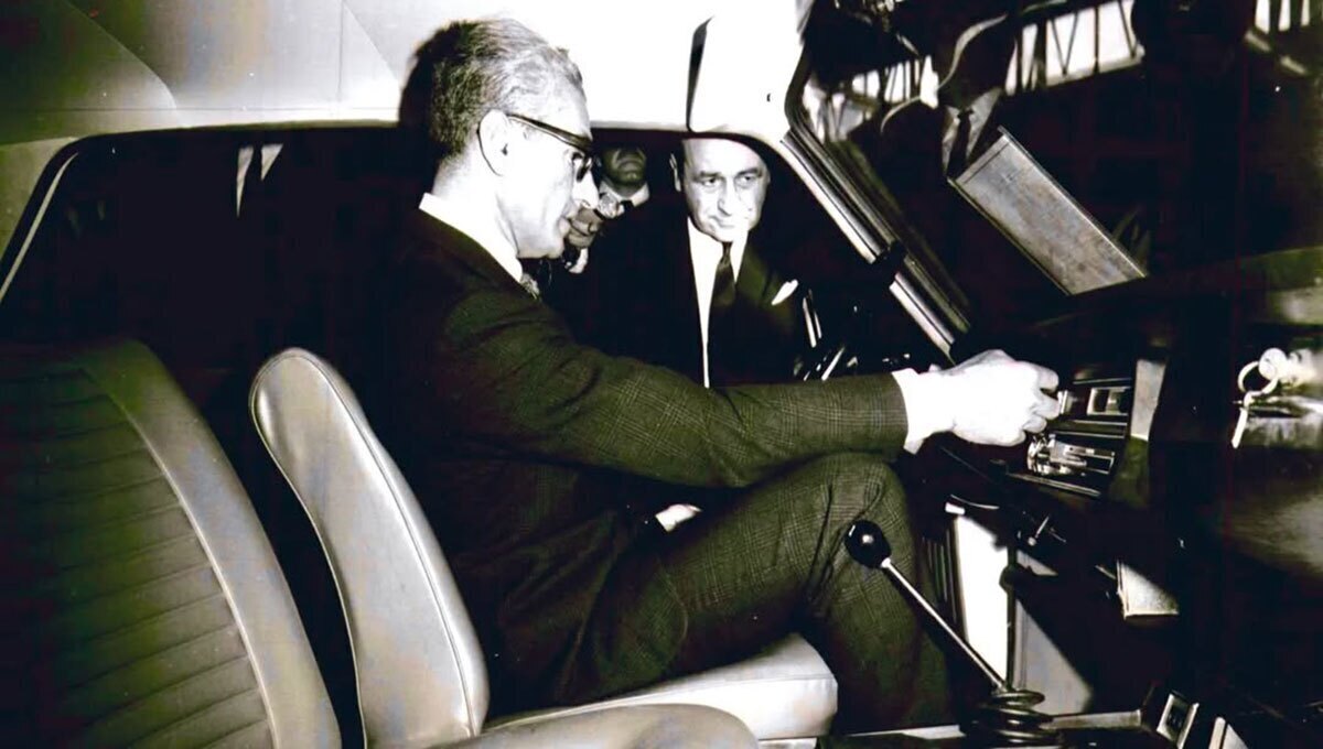 یادداشت‌های علم، جمعه ۲۸ اردیبهشت ۱۳۵۲: ماجرای انتقاد از نخست وزیر به خاطر سوار نشدن بر پیکان