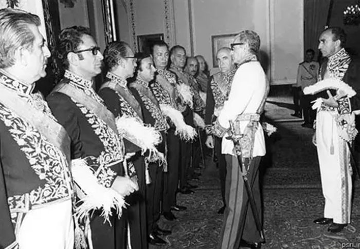 یادداشت‌های علم، شنبه ۲۹ اردیبهشت ۱۳۵۲: وزیر خارجه آن قسمت اظهار اطلاع مخبر نیوزویک را که گفته بود ما با اسرائیل و آمریکا تبادل اطلاعات و افسر و سرباز داریم تکذیب کرد