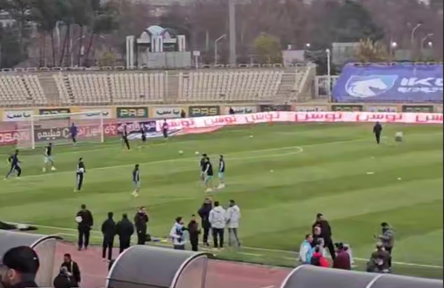 ببیند / شلوغی عجیب دور زمین، در حین گرم‌کردن بازیکنان پیکان و پرسپولیس