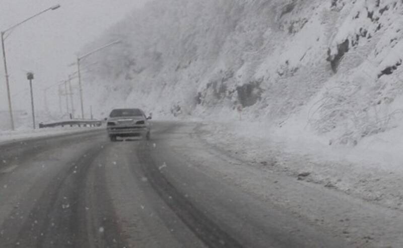 بارش برف در محور هراز؛ راهداری: رانندگان از تردد غیرضروری در این محور پرهیز کنند؛ در صورت لزوم سفر، حتماً زنجیر چرخ و تجهیزات زمستانی به همراه خود داشته باشند