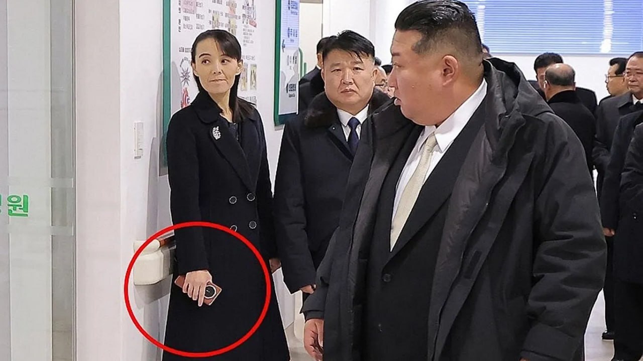 تلفن هوشمند ۱۳۰۰ دلاری در سرزمین حقوق‌های ۳ دلاری؛ خواهر رهبر کره شمالی با گوشی تاشوی خارجی دیده شد