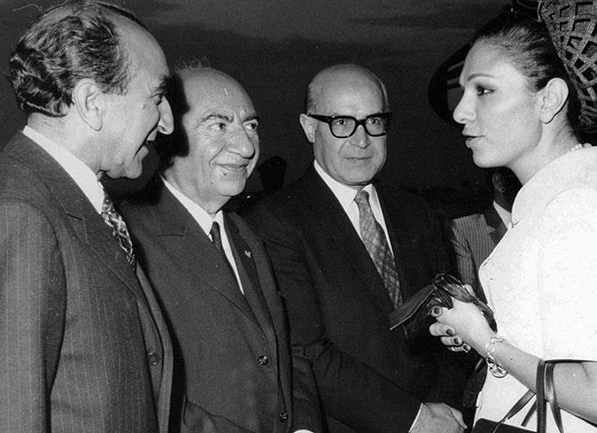 یادداشت‌های علم، شنبه ۲۶ خرداد ۱۳۵۲: شهبانو به وزیر خارجه چین گفت «گلدانی که نخست وزیر چین تقدیم کرده بود را اغلب جا‌ها بغل می‌گرفتم»؛ من هیچ خوشم نیامد