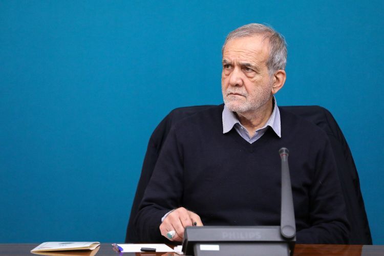 نشست رئیس‌جمهور با جمعی از فعالان اصناف و بازاریان/ پزشکیان: رویکرد دولت، مداخلات حداقلی در بازار است/ ۴ توافق مهم دولت و مجلس برای تسهیل فعالیت بازاریان