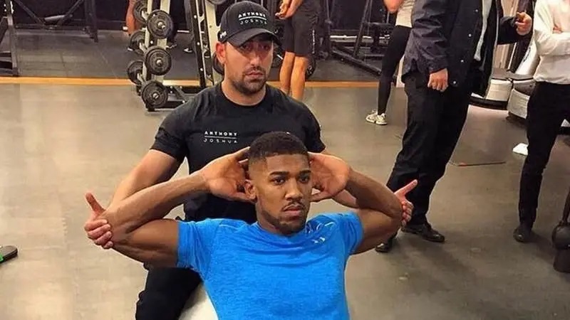 تصادف قهرمان پیشین بوکس جهان؛ دو همراه از جمله مربی ایرانی آنتونی جاشوا کشته شدند