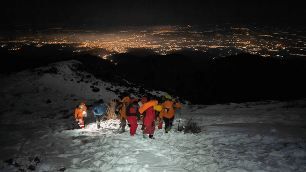 آتش‌نشانی: نجات ۷ کوهنورد از یخبندان کوه صفه اصفهان در یک عملیات ۸ ساعته