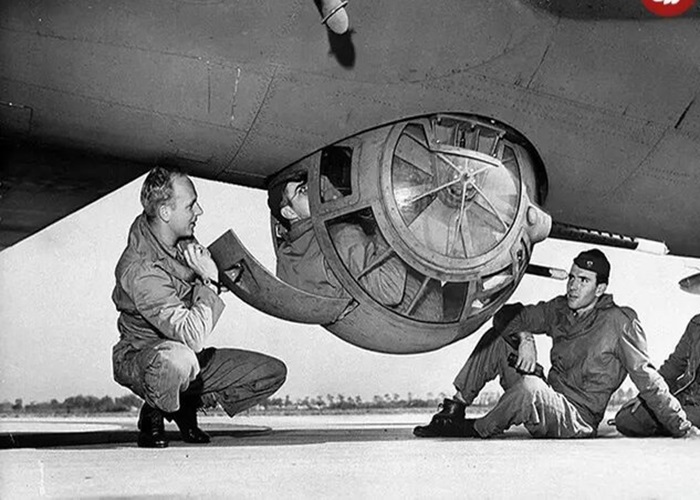 آویزان زیر بمب‌افکن؛ خطرناک‌ترین شغل جنگ جهانی دوم