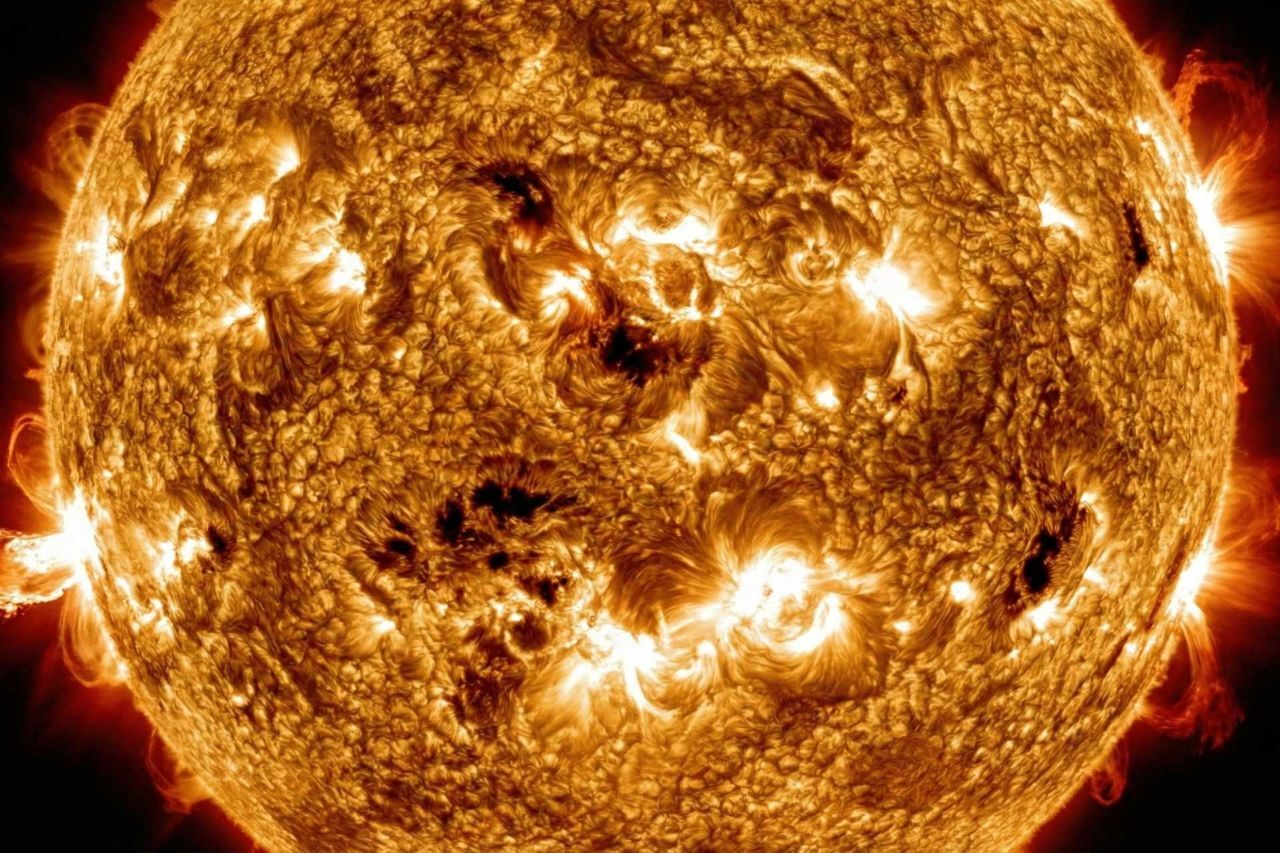 قطر خورشید تقریباً صد برابر زمین است؛ پس چرا «ستاره کوتوله» نامیده می‌شود؟